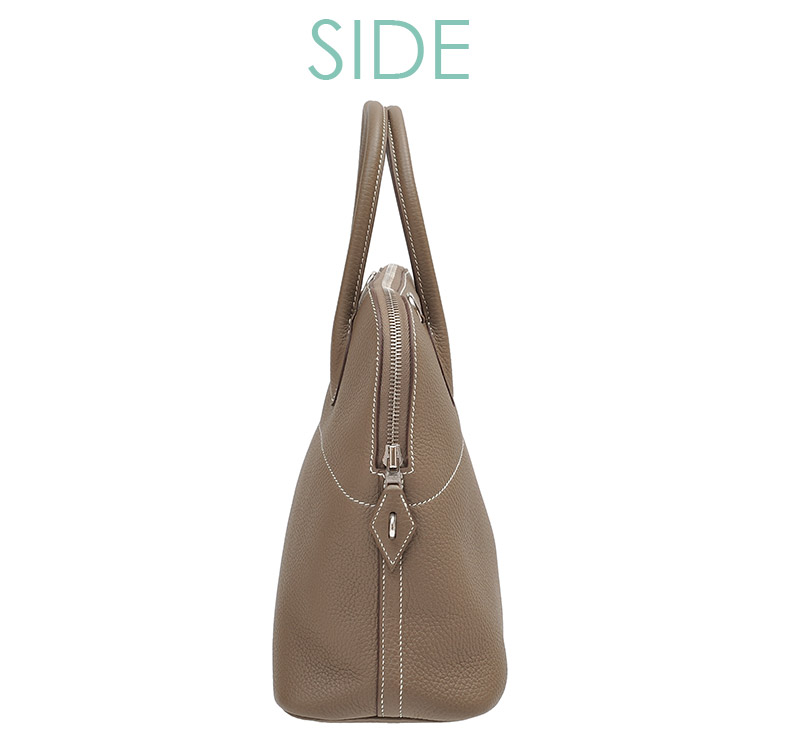 Side The gusset on the side allows complete storage with the leather-lined cadena, giving it an elegant impression.