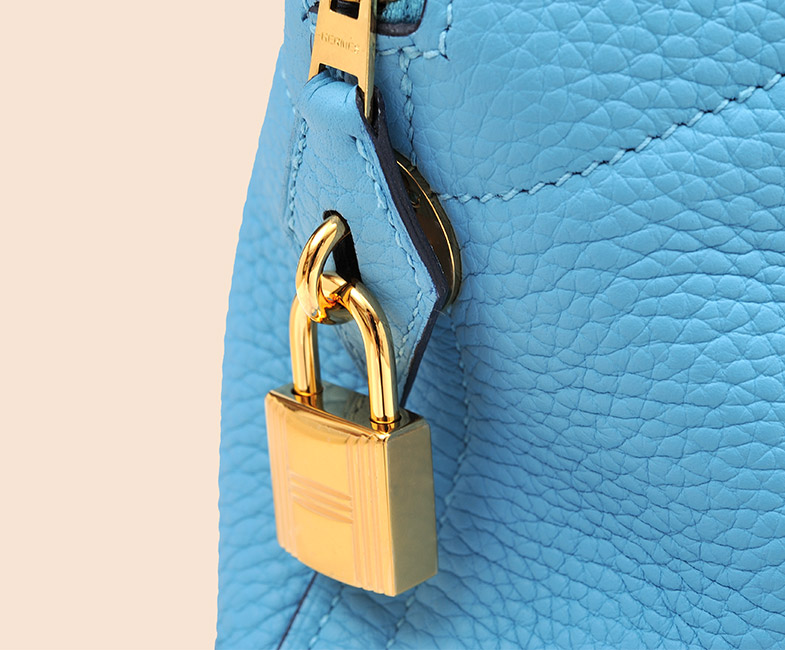 Double secure closed structure A secure double-closed structure that can be closed with a zipper and locked with the Hermès cadena padlock.